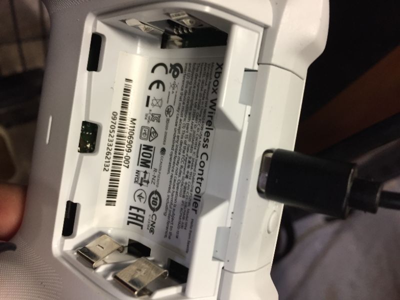 Photo 4 of Xbox Wireless Controller - White

