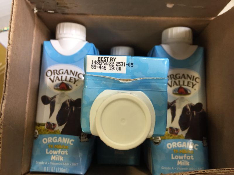 Photo 2 of 12 pc organic valley 1 percent lowfat milk --- bb 09 2022