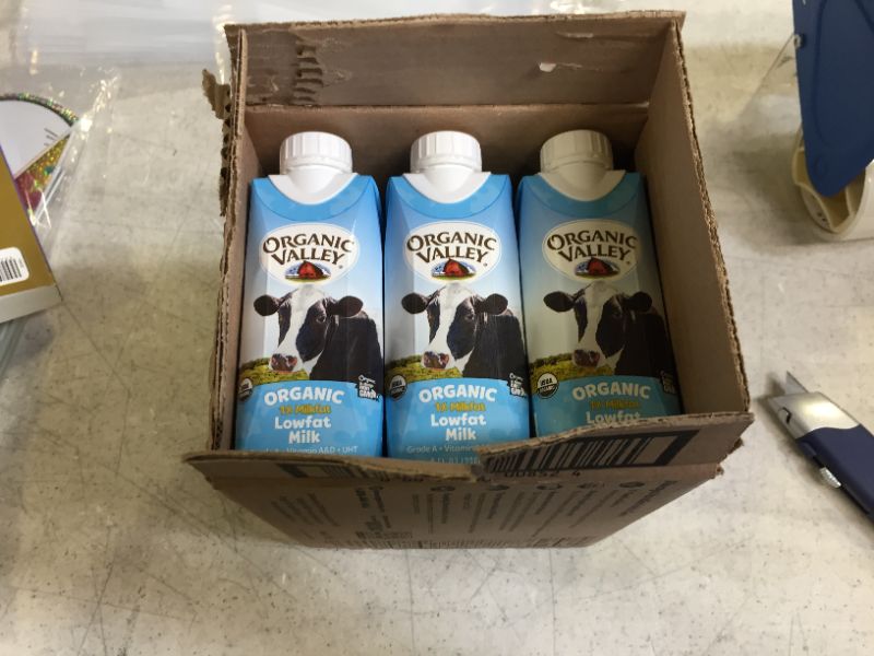 Photo 3 of 12 pc organic valley 1 percent lowfat milk --- bb 09 2022