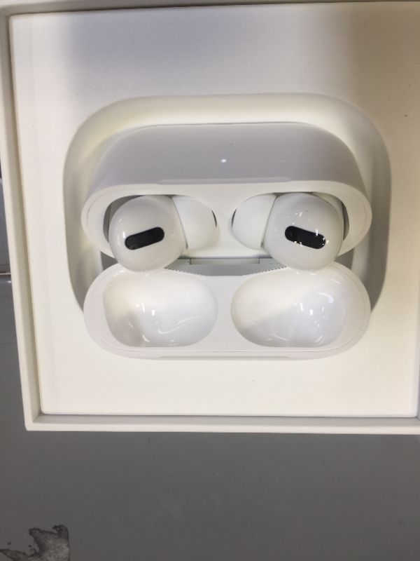 Photo 3 of Apple AirPods Pro
