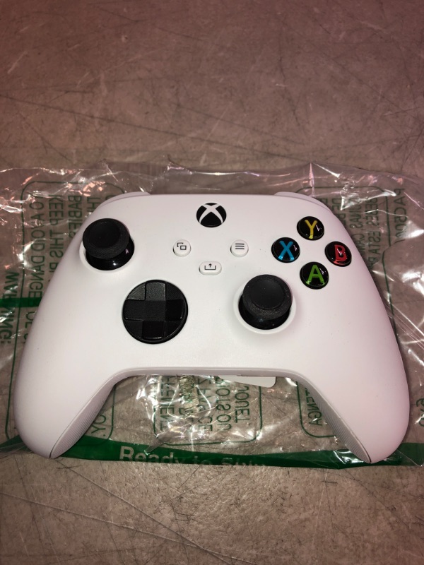 Photo 2 of Xbox Wireless Controller - White
