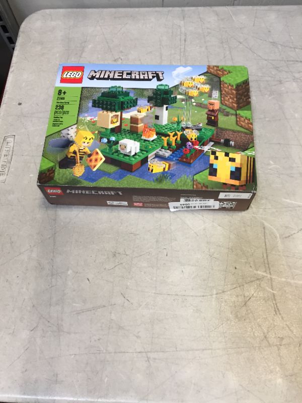 Photo 3 of LEGO Minecraft The Bee Farm 21165

