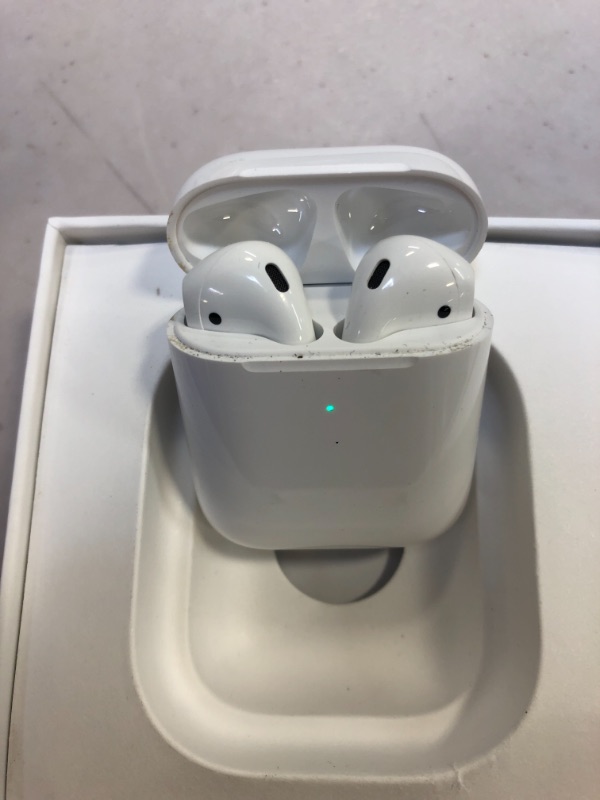 Photo 5 of AirPods (2nd Generation) with Wireless Charging Case - USED 