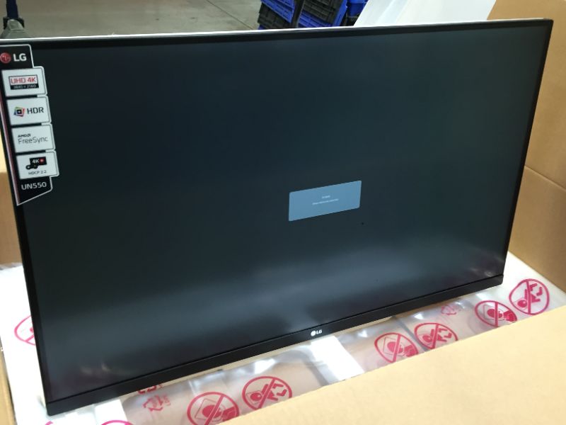 Photo 2 of LG 32UN550-W Monitor 32" UHD (3840 x 2160) Display, DCI-P3 90% Color Gamut, HDR 10, AMD FreeSync, Borderless Design, Tilt/Height Adjustable Stand - Silver
