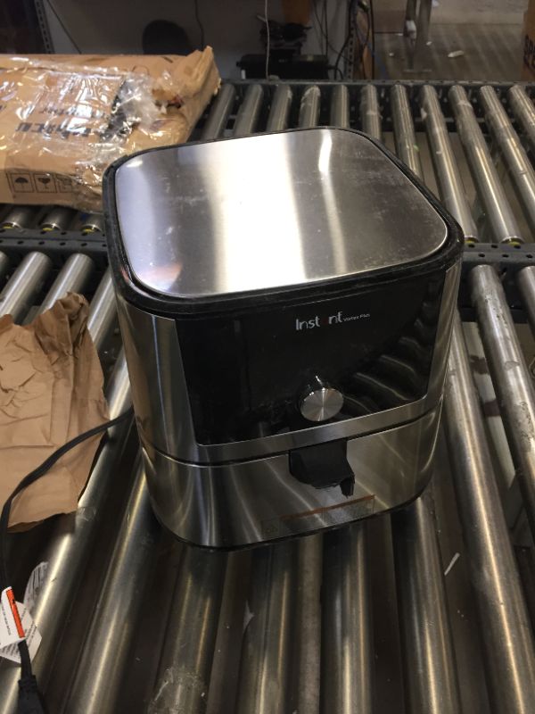 Photo 2 of Instant Vortex Plus 6-in-1 Air Fryer, 6 Quart (SELLING FOR PARTS)