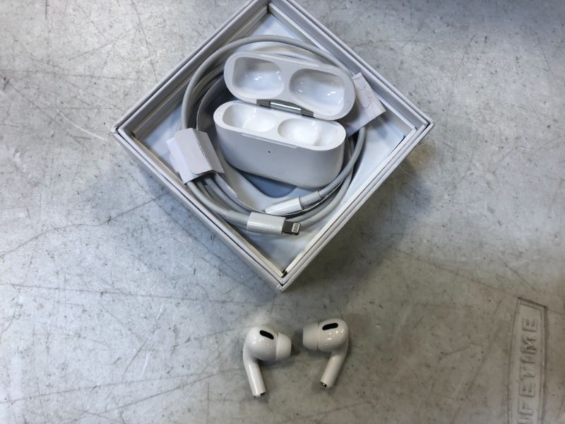 Photo 1 of Generic Brand AirPods 
