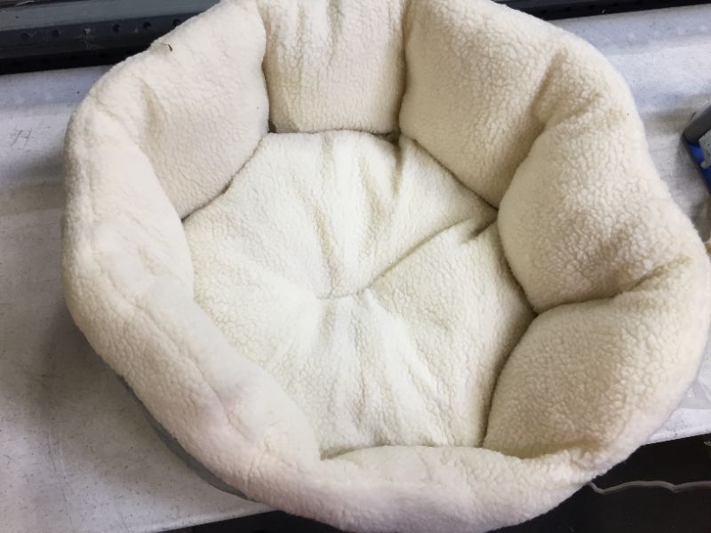 Photo 2 of Amazon Basics Warming Pet Bed For Cats or Dogs 18 inches 