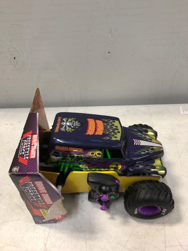Photo 3 of Monster Jam RC Freestyle Force Grave Digger
