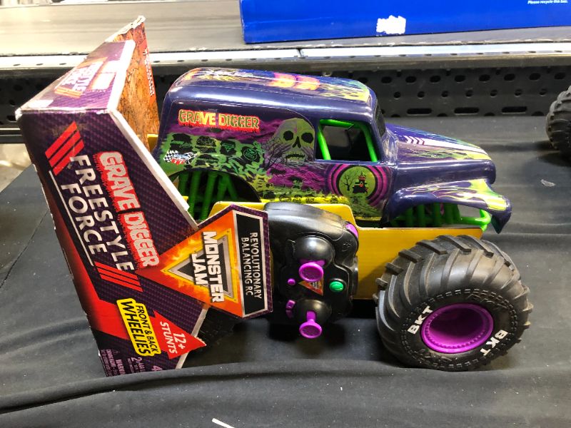 Photo 2 of Monster Jam RC Freestyle Force Grave Digger
