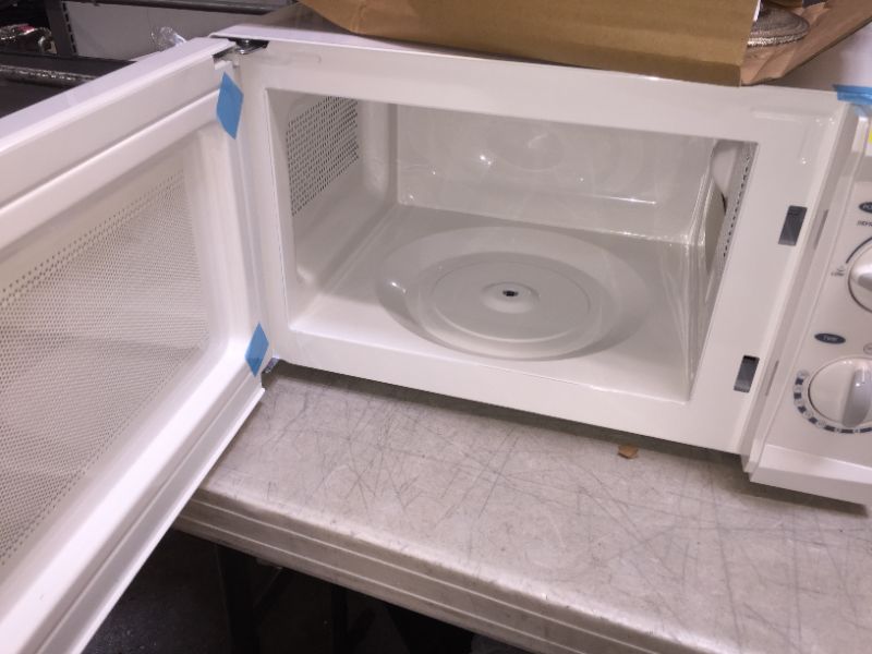 Photo 3 of Commercial Chef CHM660 Counter Top Microwave, 0.6 Cubic Feet
