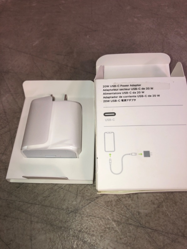 Photo 4 of Apple 20W USB-C Power Adapter
