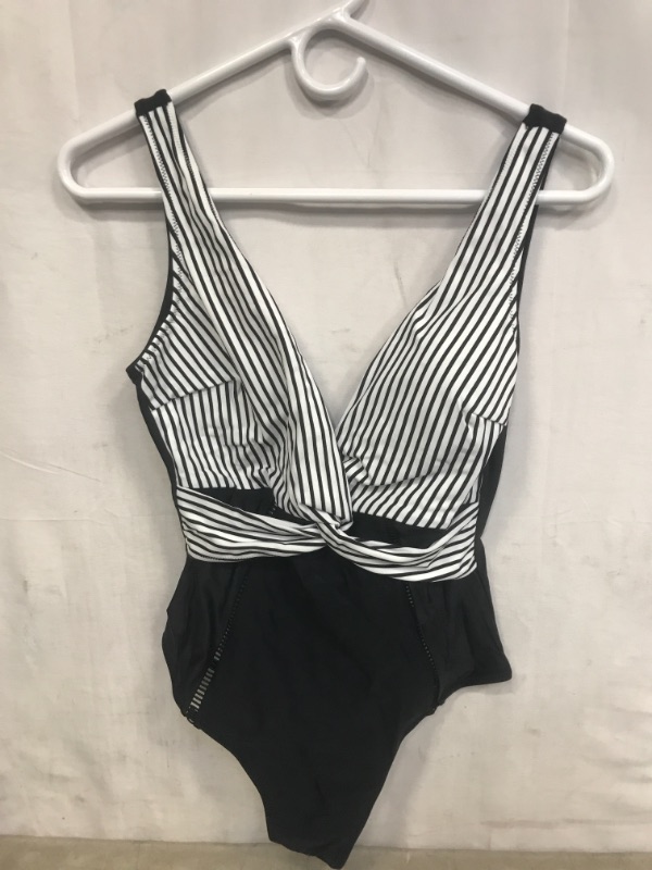 Photo 1 of CUPSHE 1PIECE BATHINGSUIT, SIZE M