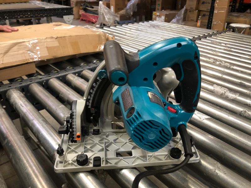 Photo 1 of Makita SP6000J1 6-1/2-Inch 12.0 Amp Plunge Circular Saw with Guide Rail **BOX 1 OF 2** 