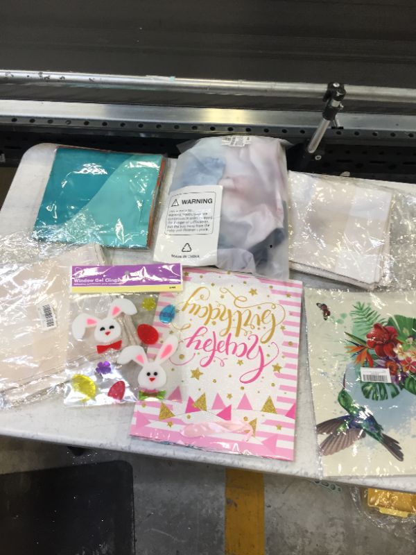 Photo 1 of Assorted decorations bundle 