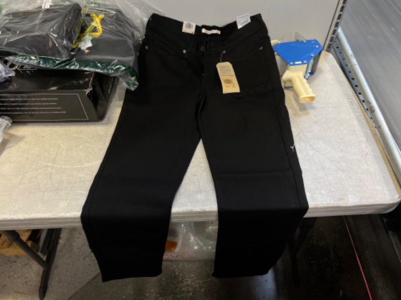 Photo 2 of Levi's Women's Classic Straight Jeans Pants (8 Long, 29x32)