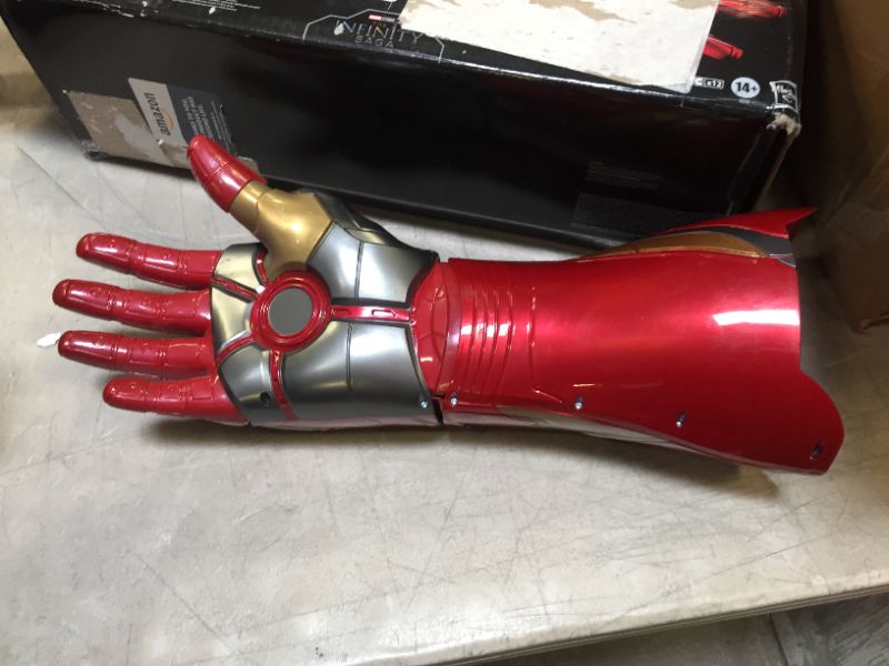 Photo 2 of Marvel Legends Series Iron Man Nano Gauntlet

