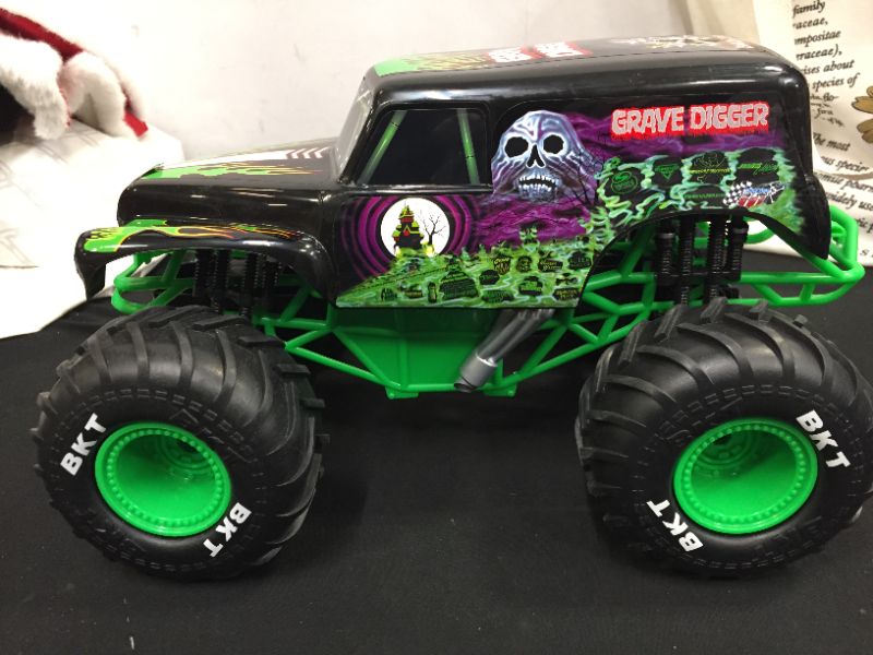 Photo 2 of Monster Jam Official Grave Digger Truck 1:15 Scale, 2.4GHz (MISSING REMOTE)