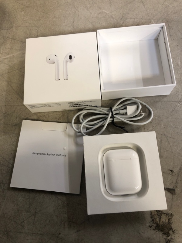 Photo 2 of Apple AirPods (2nd Generation)
