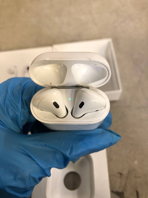 Photo 3 of Apple AirPods (2nd Generation)
