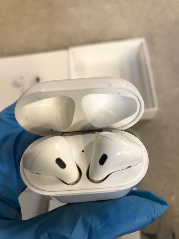 Photo 4 of Apple AirPods (2nd Generation)
