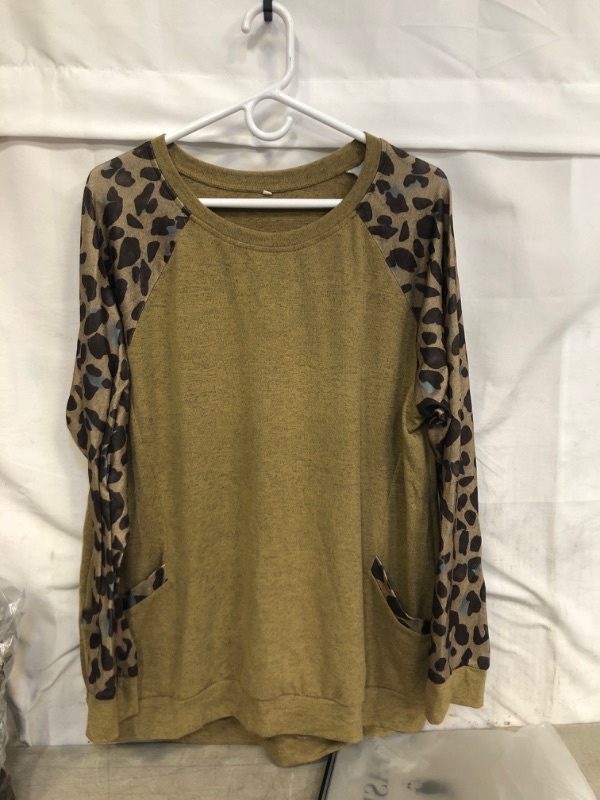 Photo 1 of WOMEN'S GREEN CHEETAH LONG SLEEVE SHIRT WITH FRoNT POCKETS, SIZE XL 