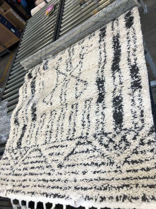 Photo 2 of 4'X6' AREA RUG