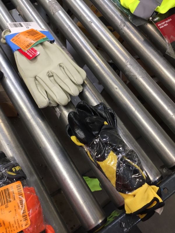 Photo 1 of pack of work gloves in various sizes