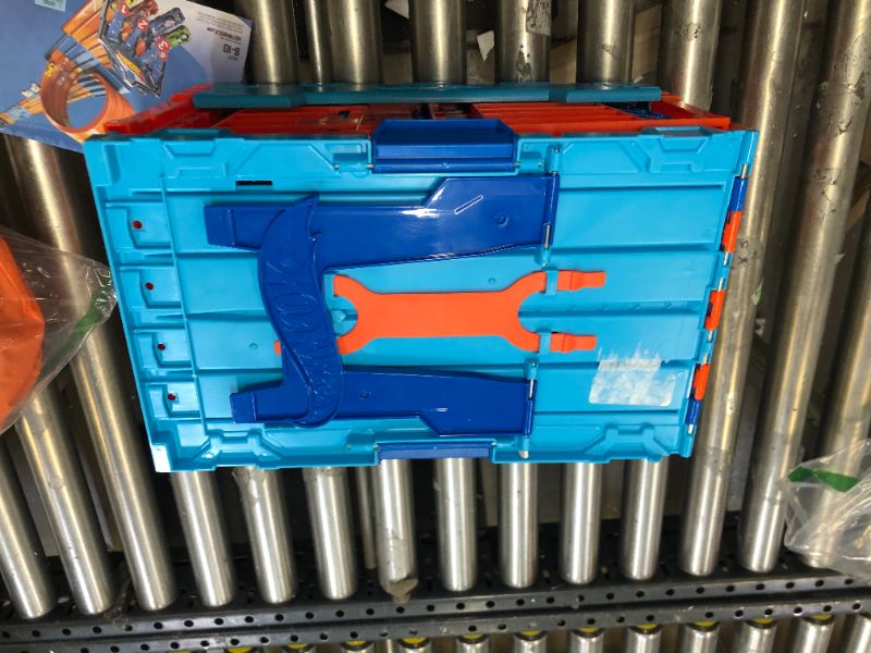 Photo 5 of Hot Wheels Race Crate with 3 Stunts in 1 Set Portable Storage Ages 6 to 10
