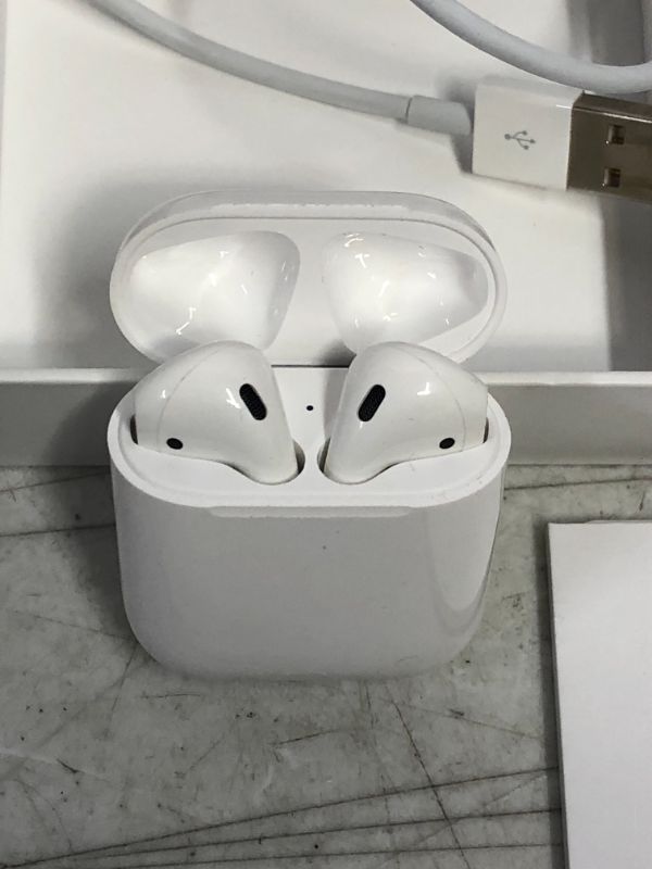 Photo 3 of Apple AirPods (2nd Generation,used)