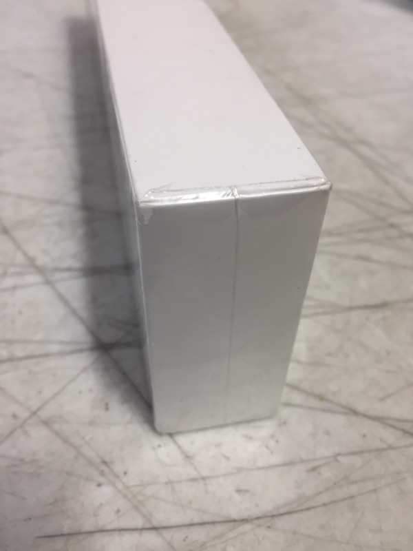 Photo 1 of Apple Watch SE (GPS + Cellular, 40mm) Gold Aluminum Case with Starlight Sport Band
