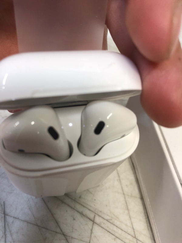 Photo 7 of Apple AirPods (2nd Generation)
