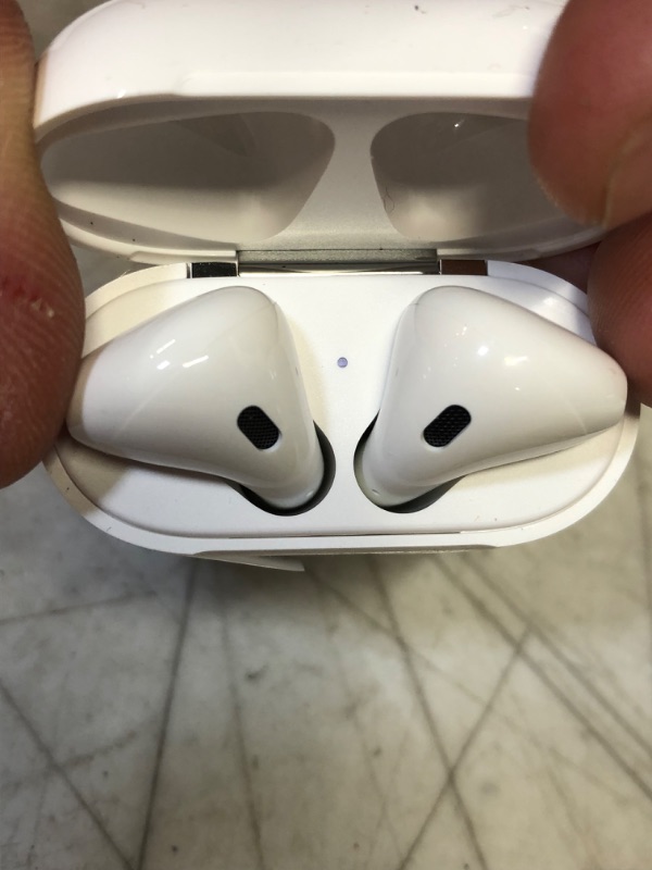 Photo 6 of Apple AirPods (2nd Generation)
