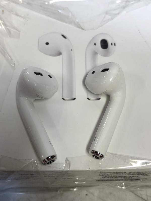 Photo 4 of Apple AirPods (2nd Generation)
