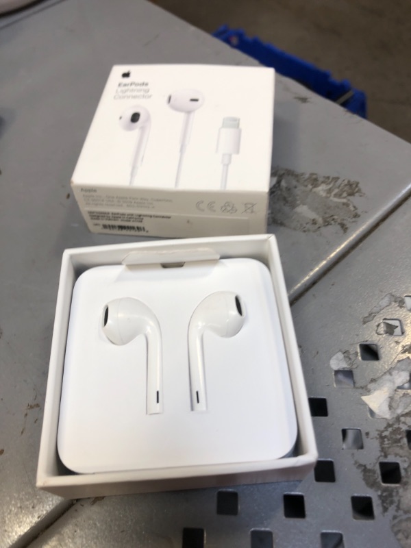 Photo 2 of Apple Wired EarPods with Lightning Connector
