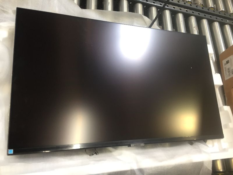 Photo 3 of Samsung 32" S70A 4K UHD High Resolution Monitor - LS32A700NWNXZA