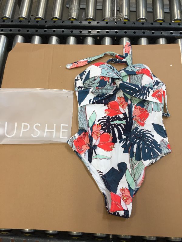 Photo 1 of CUPSHE Bathing Suit Size Medium One Piece