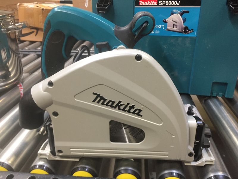 Photo 4 of Makita SP6000J1 6-1/2-Inch 12.0 Amp Plunge Circular Saw with Guide Rail
(( BOX 1 OF 2 ))