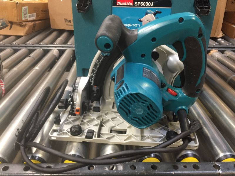 Photo 5 of Makita SP6000J1 6-1/2-Inch 12.0 Amp Plunge Circular Saw with Guide Rail
(( BOX 1 OF 2 ))