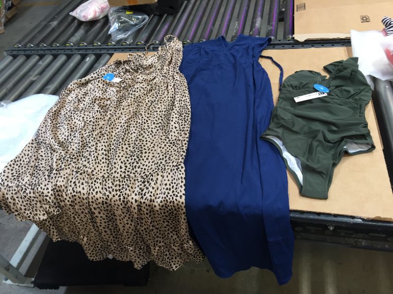 Photo 1 of ASSORTED WOMEN'S CLOTHING
(( ALL  SMALL ))