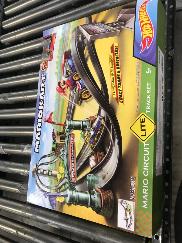 Photo 2 of Hot Wheels Mario Kart Circuit Lite Track Set