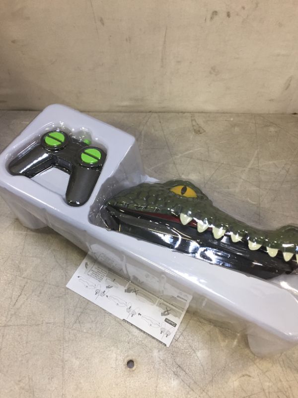 Photo 4 of Seckton Alligator Head Remote Control Boat Toys RC Boat for Kids 6-12 Years Old 2.4G High-Speed Simulation Remote Control Alligator Head, Prank Water Toys for Pools and Lake Floating Model Boat Series
