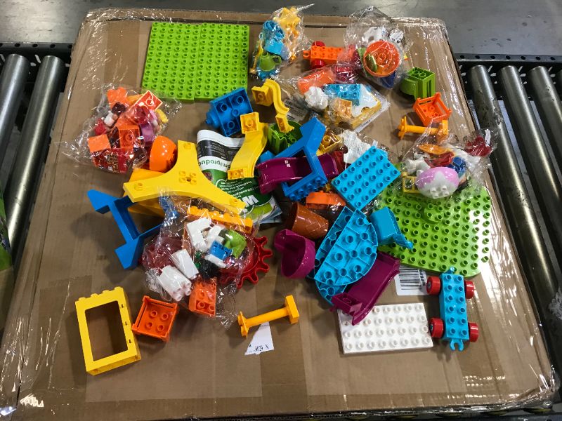 Photo 2 of LEGO DUPLO Town Big Fair 10840 Role Play and Learning Building Blocks Set for Toddlers Including a Ferris Wheel, Carousel, and Amusement Park (106 pieces)
** OPEN PACKAGE **
(( MAY BE MISSING A COUPLE ))