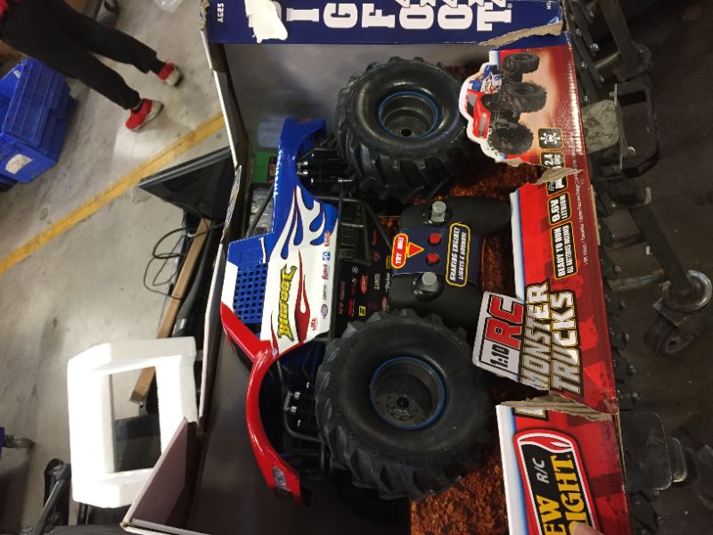 Photo 3 of New Bright R/C 1:10 FF 9.6 Monster Truck - Bigfoot
