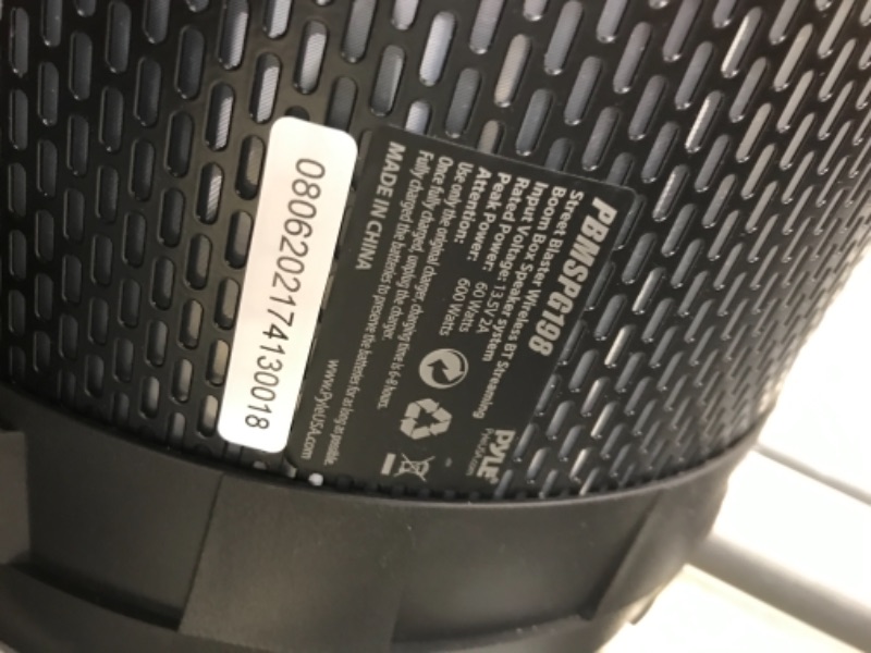 Photo 1 of Pyle Portable Bluetooth Boombox Stereo System 600 W Digital Outdoor Wireless Loud Speaker wLED Lights 
the speakers sound off not functioning correctly 