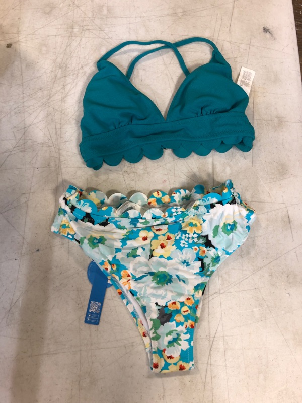 Photo 2 of CUPSHE Mary Crisscross Scalloped Triangle Mid Rise Bikini. Small
