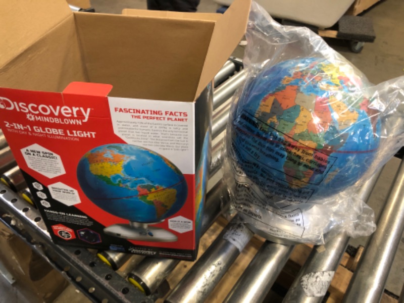 Photo 2 of Discovery Mindblown Globe 2-in-1 Day and Night Earth
