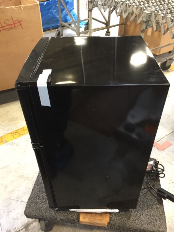 Photo 5 of 3.1 cu ft Compact Black Refrigerator
