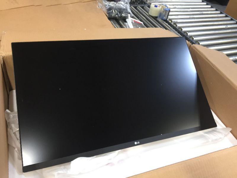 Photo 3 of LG 32UN650-W Monitor 32" UHD (3840 x 2160) IPS Ultrafine Display, HDR10 Compatibility, DCI-P3 95% Color Gamut, AMD FreeSync, 3-Side Virtually Borderless Design, Height Adjustable Stand 
