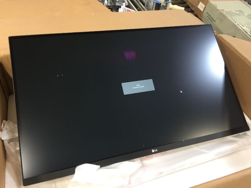 Photo 1 of LG 32UN650-W Monitor 32" UHD (3840 x 2160) IPS Ultrafine Display, HDR10 Compatibility, DCI-P3 95% Color Gamut, AMD FreeSync, 3-Side Virtually Borderless Design, Height Adjustable Stand 
