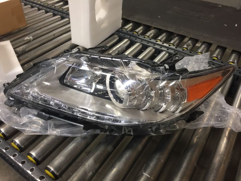 Photo 2 of 1 vehicle headlight --unknown serial number or model--right side 